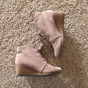 Women's Suede Wedge Ankle Boots - Tan